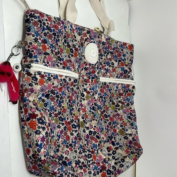 large flowered kipling bag, the bag has many compartments - Picture 1 of 11